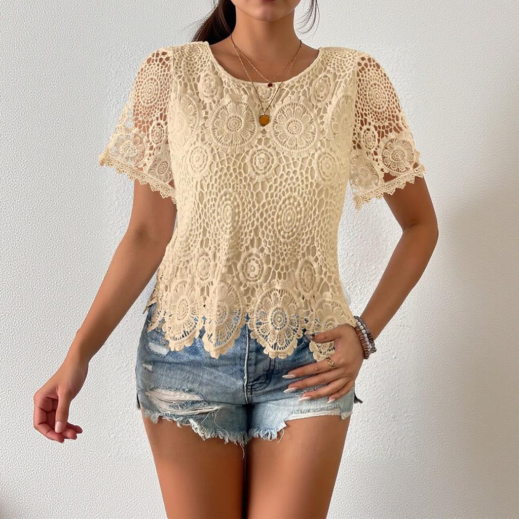 Casual dames T-shirt met ronde hals, kanten details en korte mouwen.