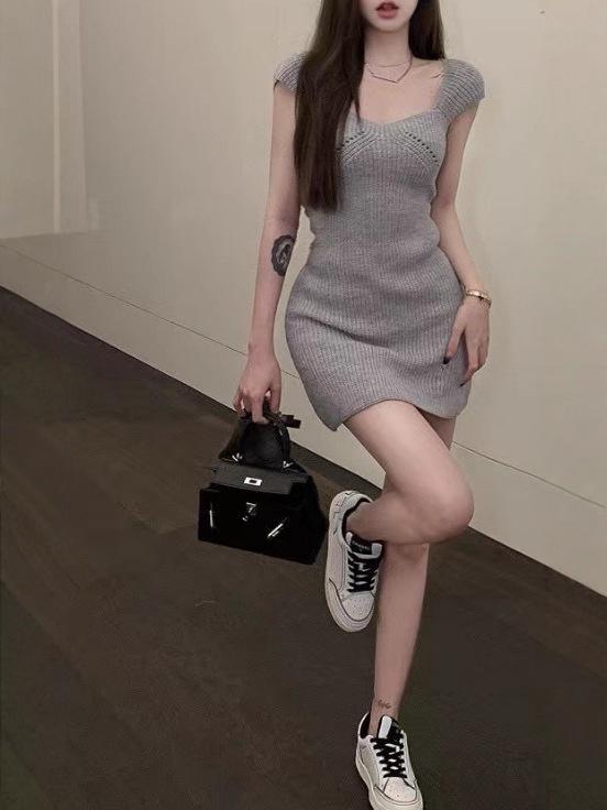 Spicy Girl V-Neck Sweater & Hip-Hugging Skirt Two-Piece Set: Long-Sleeve Cardigan Jacket & Camisole Dress for Autumn/Winter.