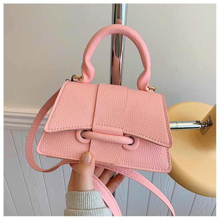 

Однотонная простая сумочка с темпераментом 2024 года, новая универсальная сумка через плечо, маленькая квадратная сумка корейской версии для женщин розовый