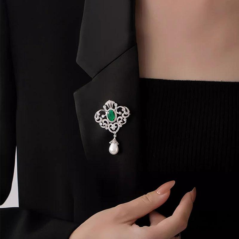 Retro Palace Style Emerald Hollow Hanging Beads for High-end Women with Luxurious Temperament Brooch