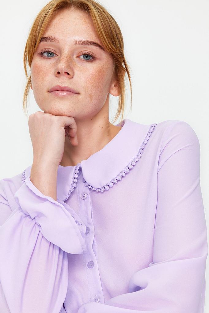 Damenmode Neues Hemd Lila Kragen Detailliertes Rüschen Webhemd