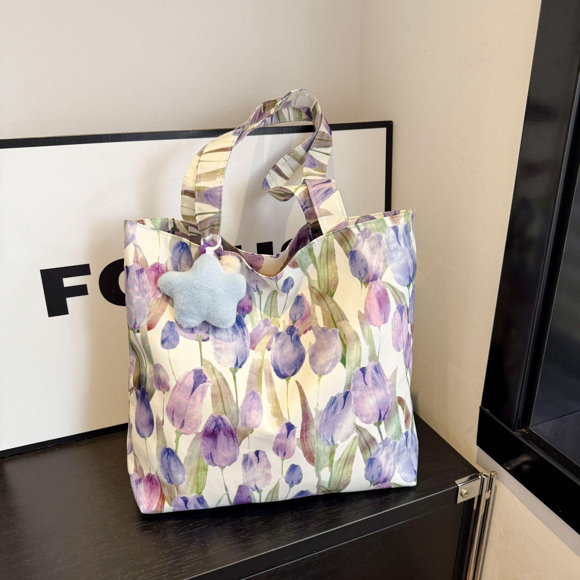 

2025 новая сумка-тоут большой вместимости, в иностранном стиле, с цветочным принтом, холщовая на плечо, портативная, для студентки, для покупок, оптом Without pendant фиолетовый