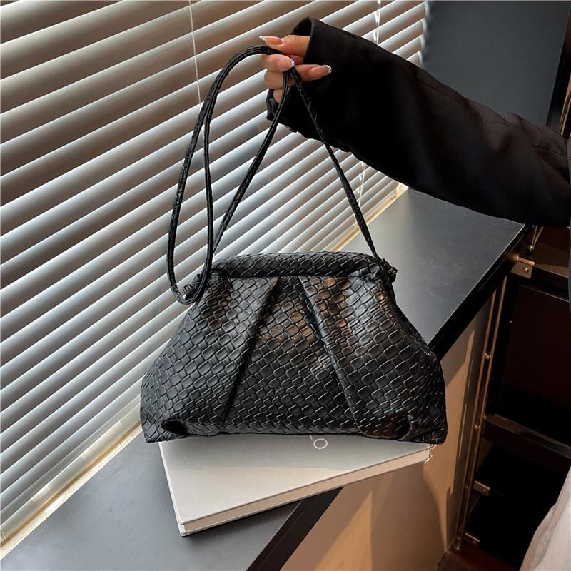 Stylish and simple cloud woven bag, women's high-end sense versatile solid color woven bag chain single shoulder underarm oblique span bag