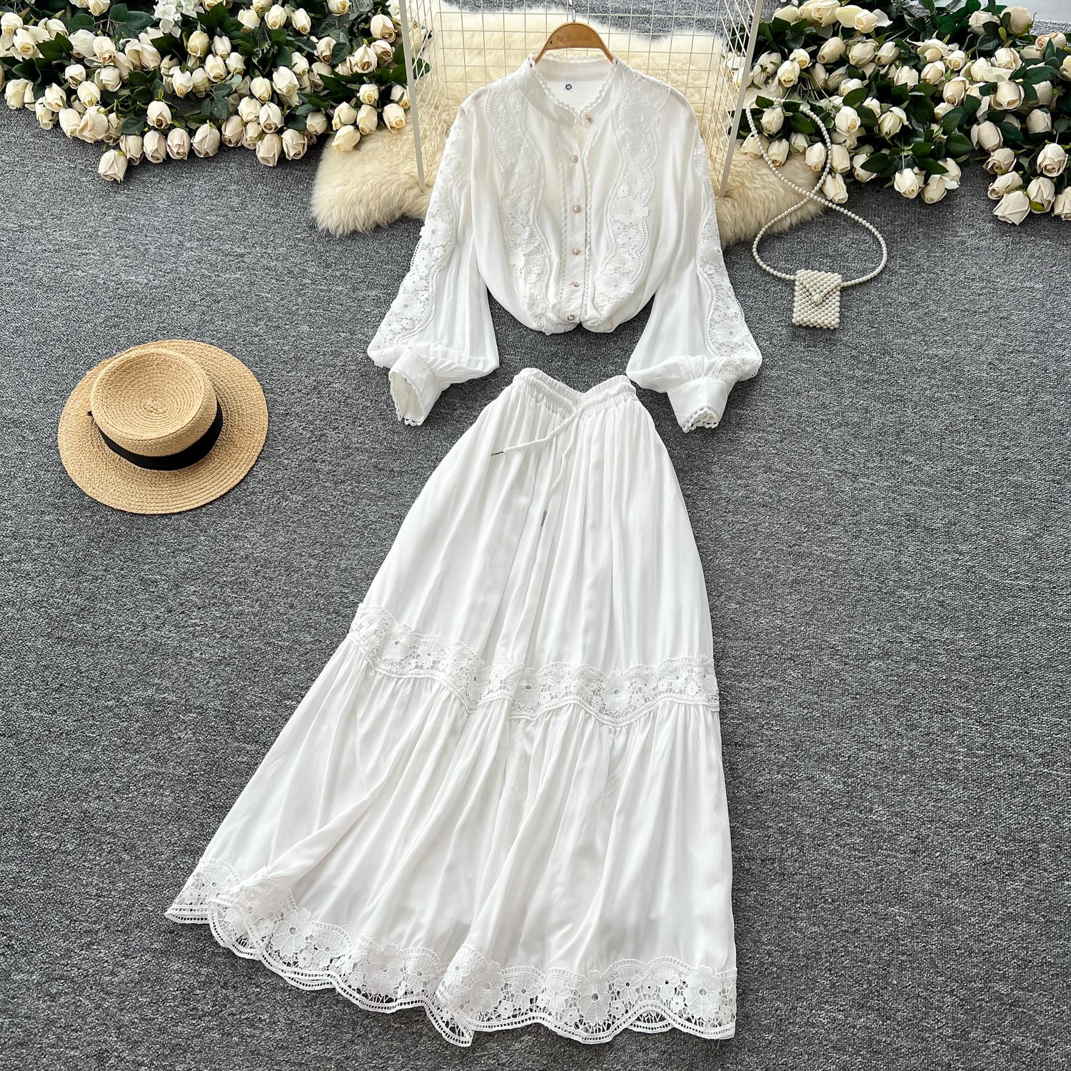 

Комплект из двух предметов: блузка с рукавами-фонариками и юбка с кружевной вставкой и завышенной талией. Осенний модный ансамбль. Женская одежда One size белый