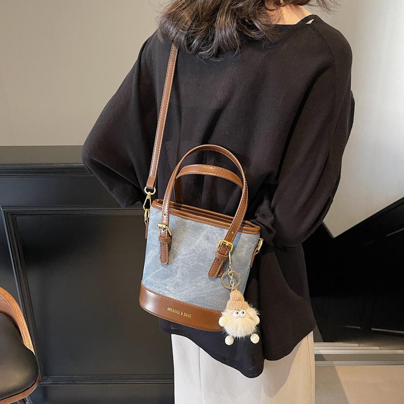 Retro Texture Commuter Small Bag Women's 2025 New Autumn and Winter Versatile Messenger Bag Fashionable Hand Carry Contrasting Color Bucket Bag