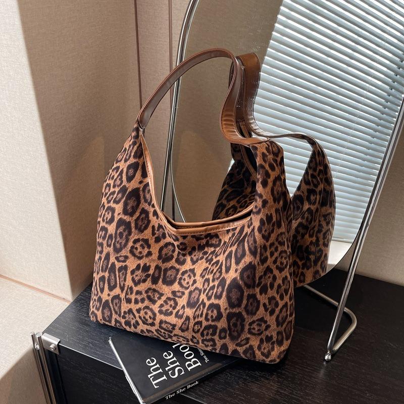 Leopard print bag fashionable large-capacity tote bag women's new armpit bag premium shoulder bag