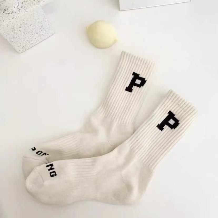 Geschenkbox Socken zum Jahr des Pferdes, Festliche große rote Neujahrssocken, Vier Paar süße Wollsocken als Geschenke