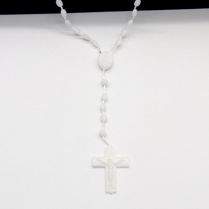 Svítící katolický kříž Krista Ježíše Plastový růženec Krucifix Náhrdelník Dekorace náboženského kostela Nástěnné kříže Suvenýry Dárky