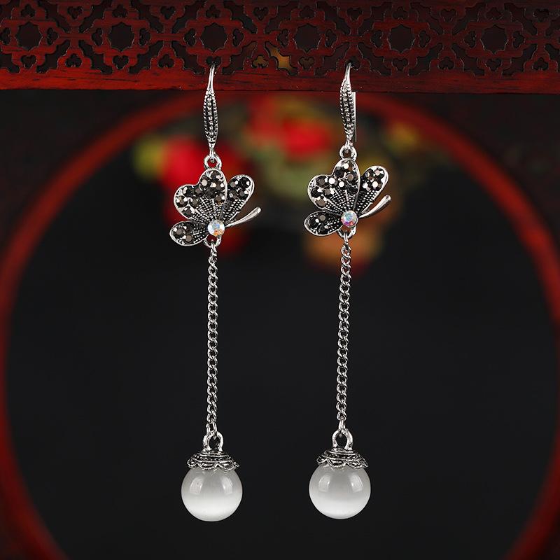 

Retro long temperament earrings, opal fringed earrings, women s simple and versatile diamond-set antique ear jewelry.