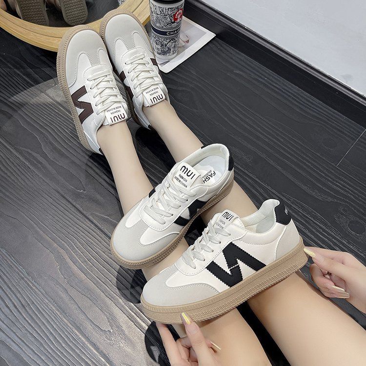 Neue leichte deutsche Trainingsschuhe, kleine weiße Schuhe mit dicken Sohlen, vielseitige, weiche Sohlen, lässige Sport-Retro-Boardschuhe im ausländischen Stil