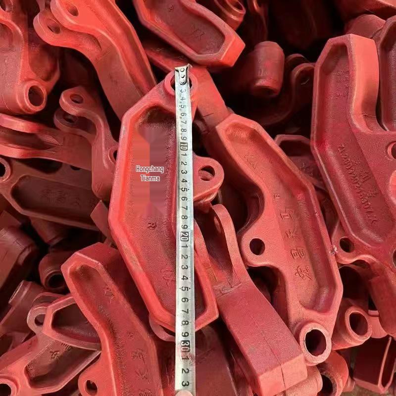 Compatible with Hongchang Tianma dump truck: automatic chain-locking hook, rear door lock hook, and slag dump bucket.