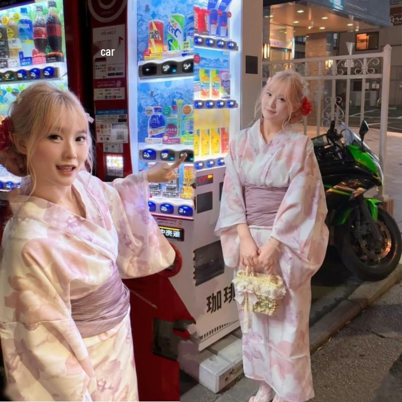 Dámské japonské kimono a yukata šaty pro formální fotografování