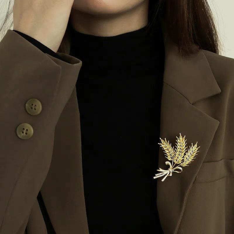Luxury Wheat Ear Brooch: Elegant, Versatile Pin for Professional Suits and Fashionable Japanese-Korean Styles.