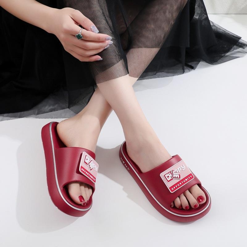 New non-slip slippers are comfortable to wear outdoors at home, lightweight thick-bottomed cool slippers