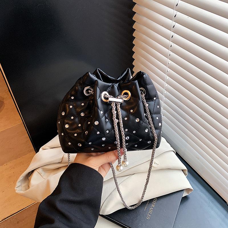 Niche portable bucket bag women's spring new fashion diamond chain bag high value messenger bag