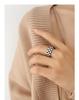 Europäischer Retro Schwarz-Weiß Karomuster Titanring: Lichtbeständig, Vergoldet, Personalisierter Stil.