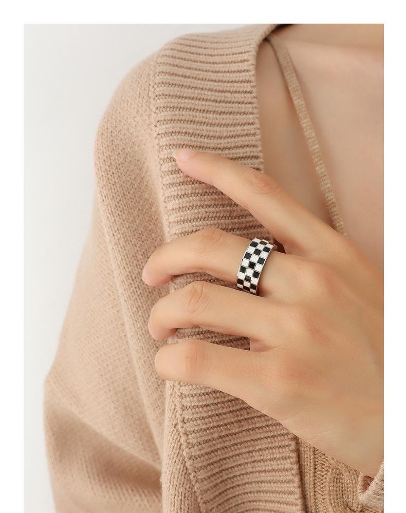 Europäischer Retro Schwarz-Weiß Karomuster Titanring: Lichtbeständig, Vergoldet, Personalisierter Stil.