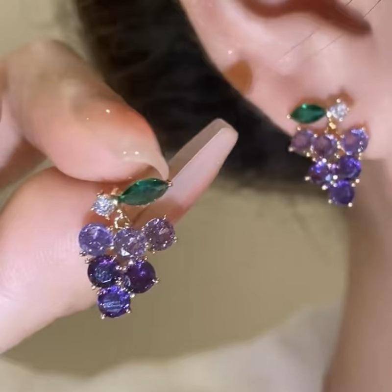 

Purple zircon grape stud earrings silver needles light luxury niche design sense high-end earrings femininity earrings autumn and winter new models