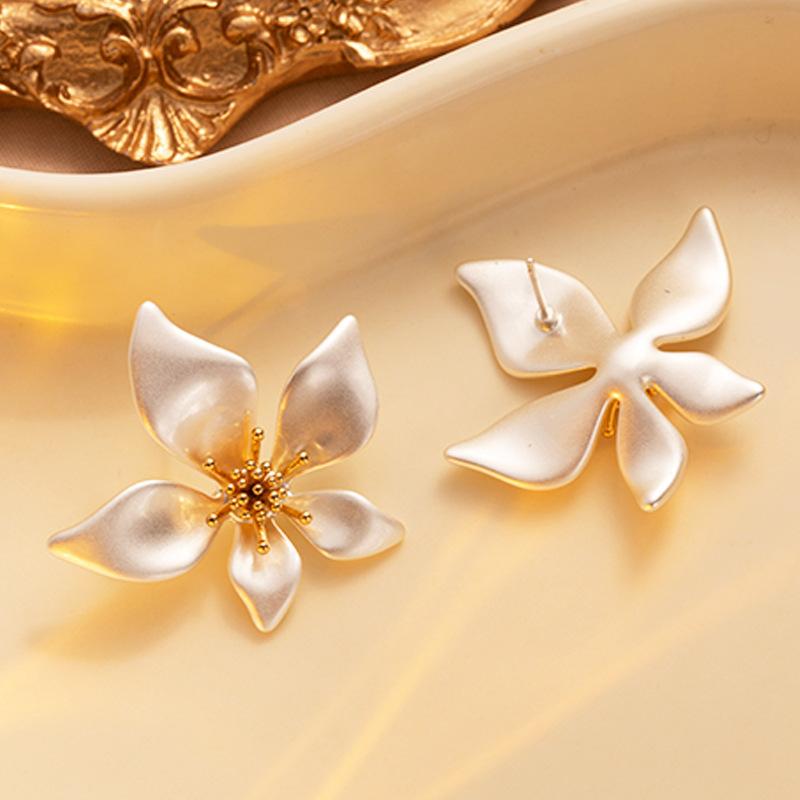 

Серьги-цветы серьги-гвоздики с ретро-темпераментом простые и универсальные высококлассные серьги женские