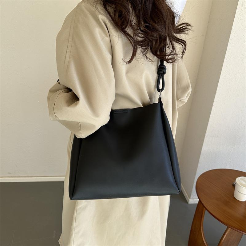 Vintage tote bag fashion niche shoulder bag casual simple messenger bag 2 winter new bag women