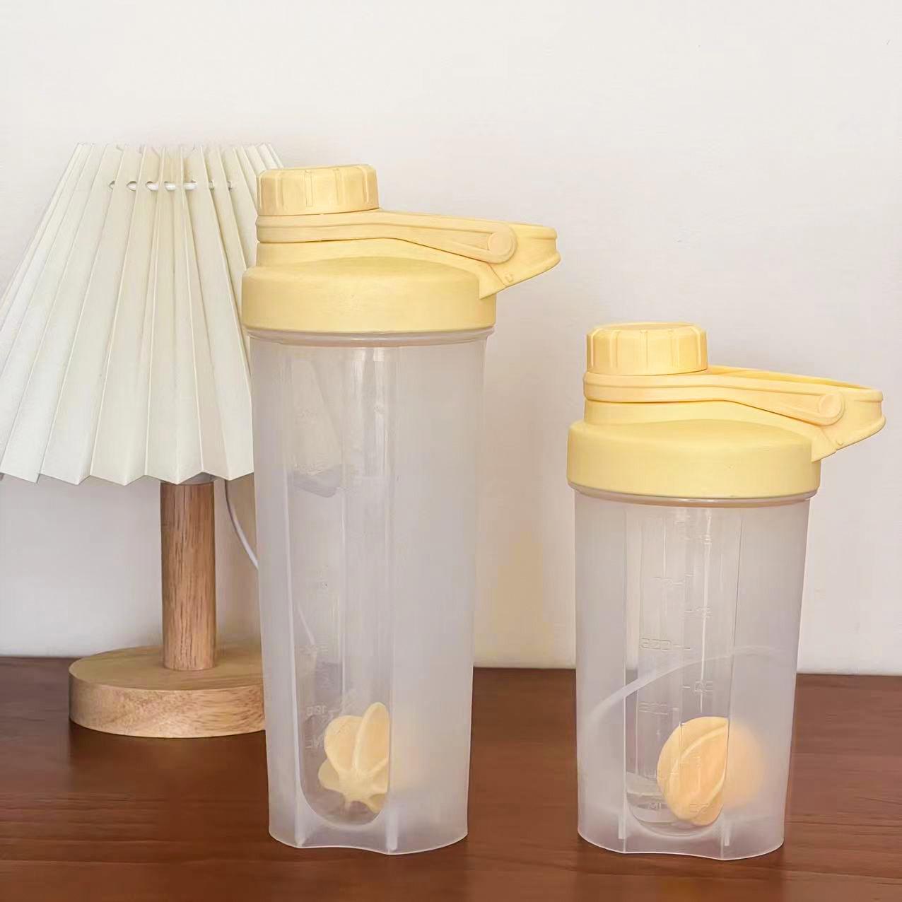 

Желтый фитнес-коктейль со шкалой, шариком для смешивания и крышкой - маленький полипропиленовый пластиковый стаканчик для замены протеина и приема пищи 500ml