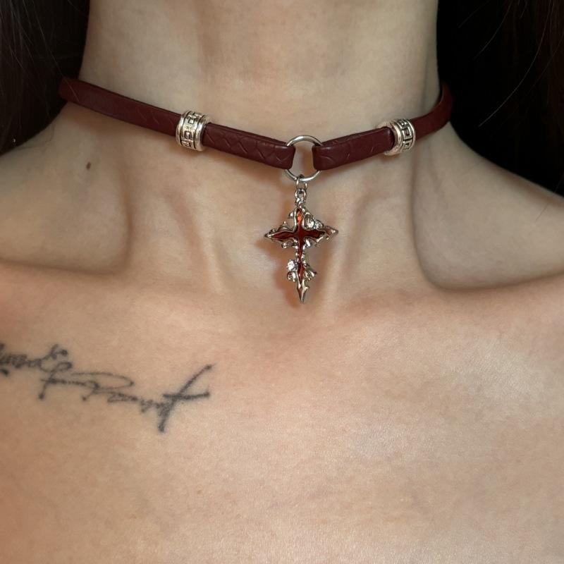 Retro Punk Red Drip Glaze Baroque Cross Pendant Wine Red Cortex Choker Necklace for Women Hot Girl Personality Jewelry Accessory красный