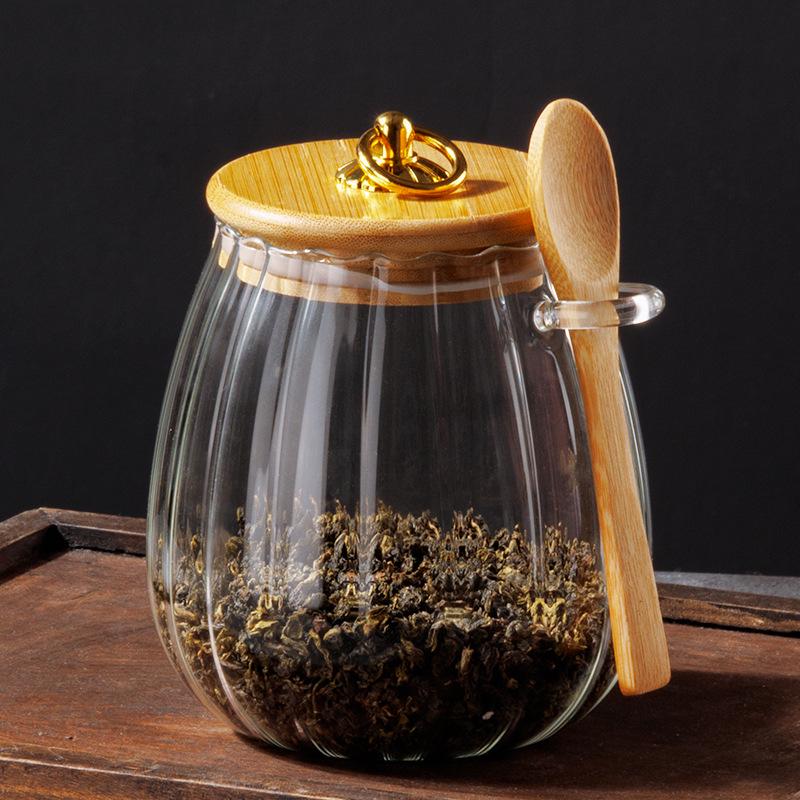 

Стеклянная банка в форме лепестка с полосками для закусок, чая, меда, кофейных зерен и многого другого.