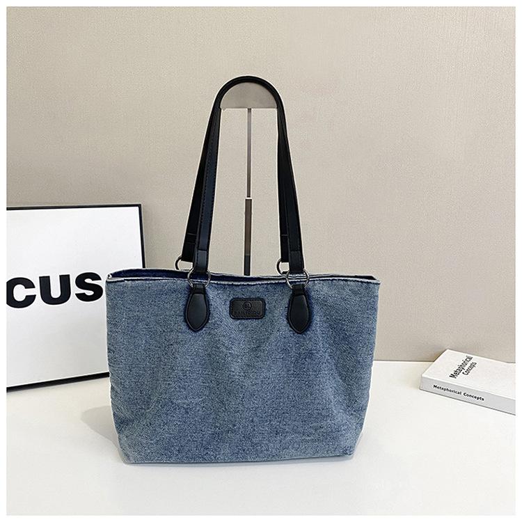 

Simple contrasting color large-capacity commuter tote bag 2025 new trendy fashion niche retro portable shoulder bag синий
