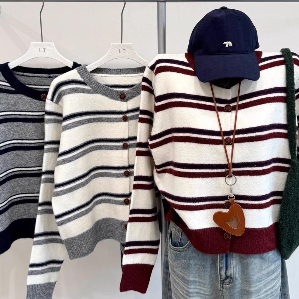 A Retro Striped Color-blocking Sweater Cardigan for Women, A Soft, Loose and Casual Short Top for Petite Women in Autumn and Winter