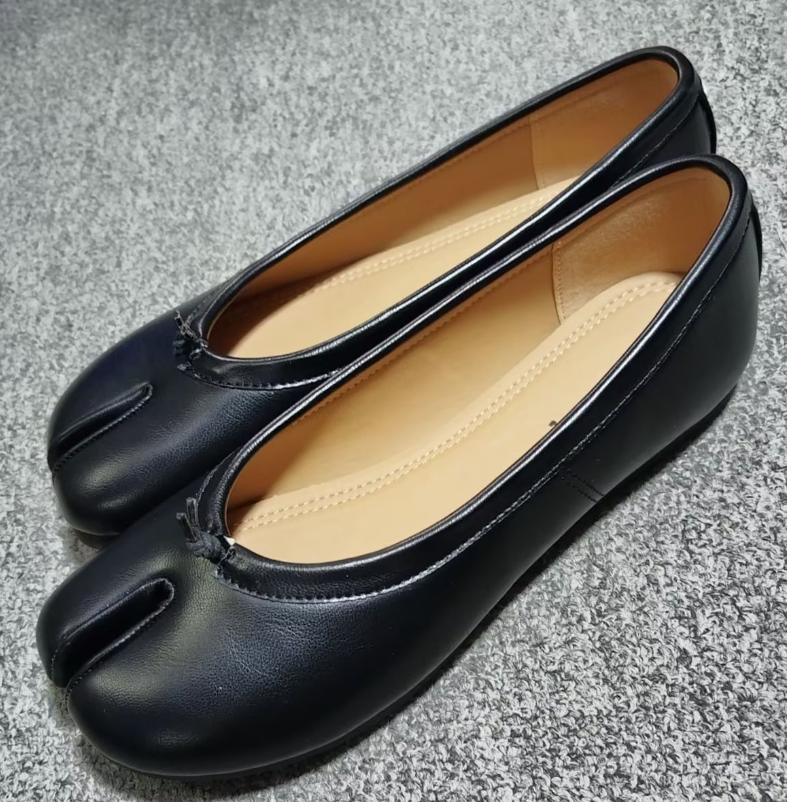 2026 Ballerine da donna con punta divisa Scarpe Tabi alla moda Mocassini slip-on casual da donna Espadrillas in pelle plissettata Zapatillas Mujer