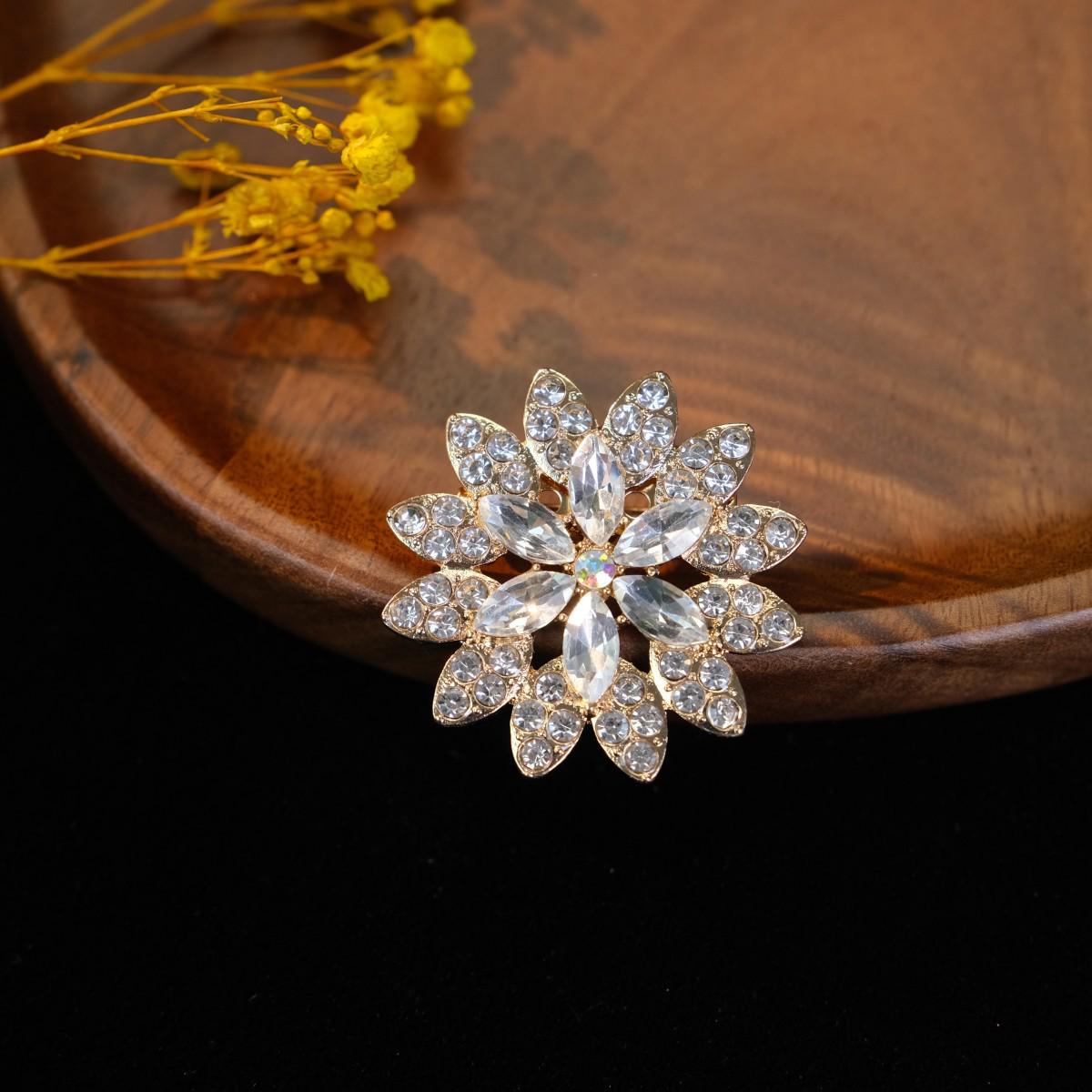 

Елегантна брошка зі стразами: Високоякісна японська та корейська мода кришталева шпилька для шарфа для жінок