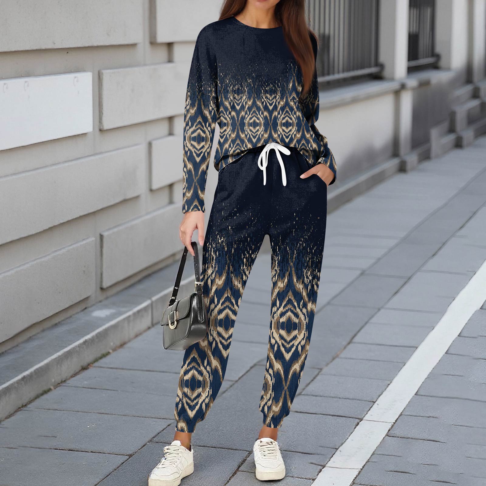 

Комплекты для женщин из 2 предметов: футболки с круглым вырезом и длинным рукавом, принтованные спортивные брюки с карманами M тёмно-синий