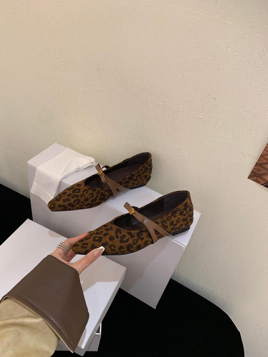 

2025 autumn new thick heel pointed head light mouth leopard print single shoes women s one-word buckle suede Mary Jane evening shoes 39 леопардовый