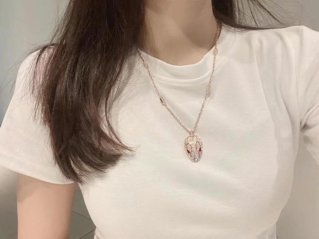 Ju Jingyi and Wu Lei Snake Head Necklace: Diamond-Studded, Gold-Plated V-Clavicle Chain, Exuding Light Luxury and Unique Style.