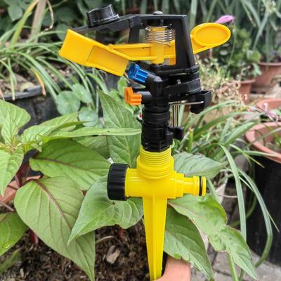 4-Punkt Verstellbarer Gelber Doppel-Düsen Schwinghebelregner für Rasen- und Gartenbewässerung