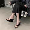 Sommer 2025 neue Nische Dicksohlige Zehenerhöhende kleine Sandalen mit Keilabsätzen und High Heels mit Füßen. Zehentrenner für Damen