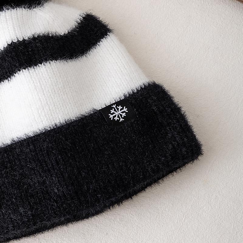 New Style Snow Label Beanie Hat Color Blocked Style Plush Fur Lined Pompoms Warm Winter Hat Fashion Y2k Beanie For Woman Girl