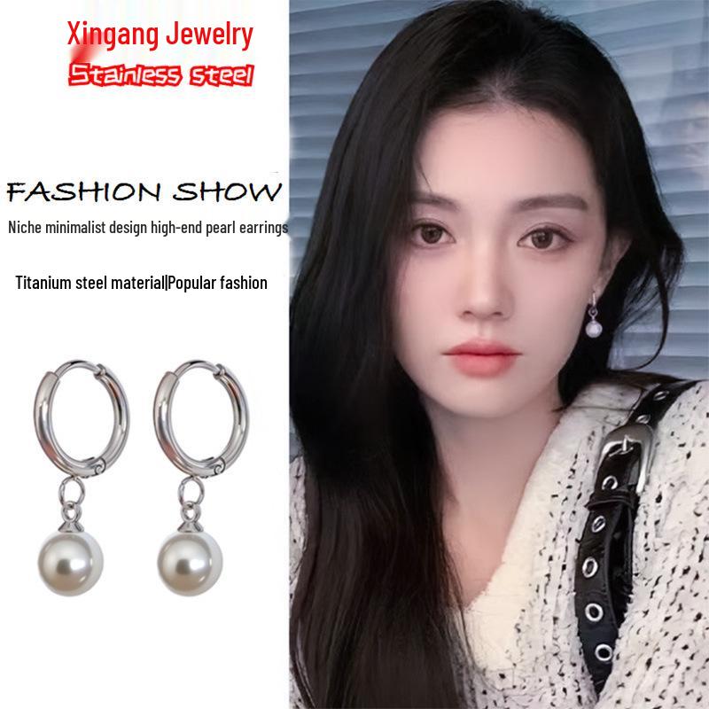 Titan-Perlenohrringe: Trendige koreanisch-inspirierte Hänge-Ohrklemmen für Damen mit einem einzigartigen Design.