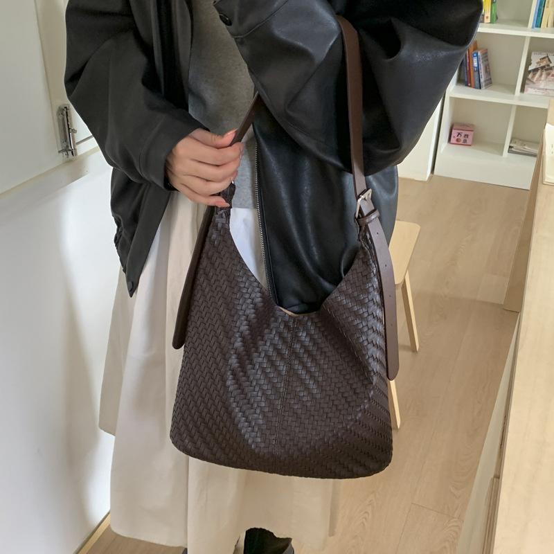 Retro work commuter women large capacity 2025 autumn and winter new fashionable solid color casual shoulder shopping bag tote bag