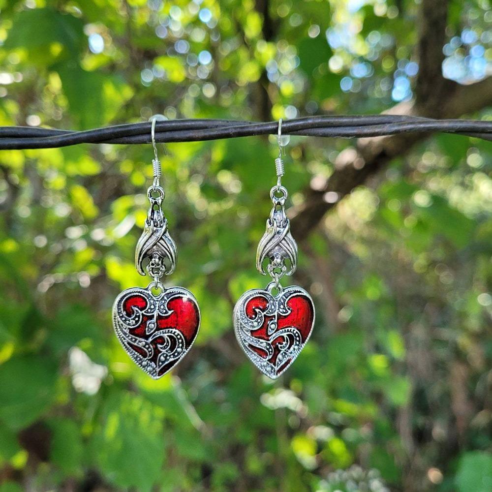 Retro Personality Wine Red Heart Bat Pendant Dangle Earrings for Women Hallowmas Party Dark Gothic Punk Jewelry Accessories Gift