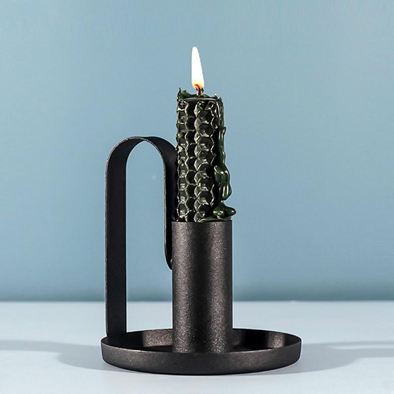 

Простой и маленький черный кованый металлический подсвечник, декорация, основа для свечи