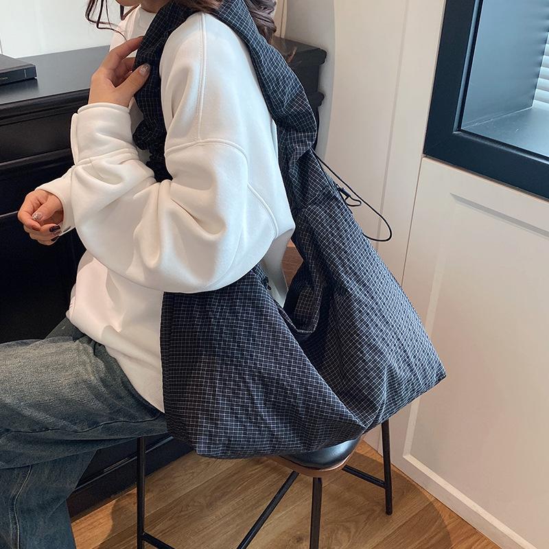 Folded large-capacity tote bag women's 2025 new fashion super fire commuter shoulder bag popular cloth bag messenger bag