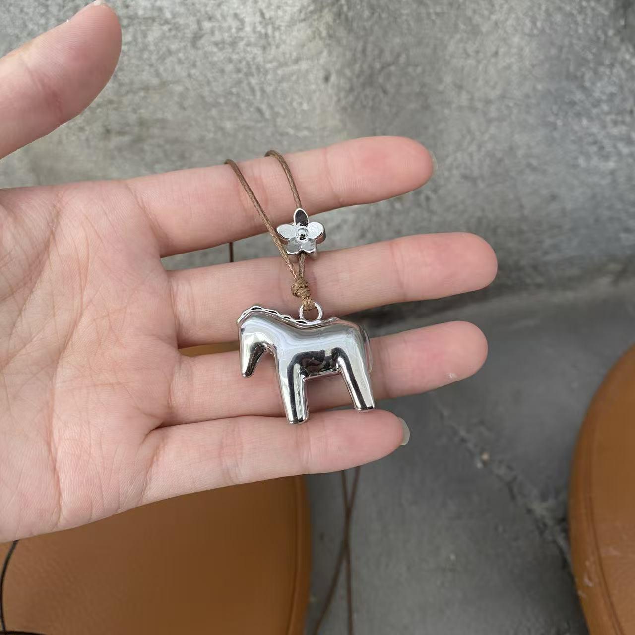 

Plum Blossom Pony Pull-Out Necklace for Women - Versatile 3D Sweater Chain