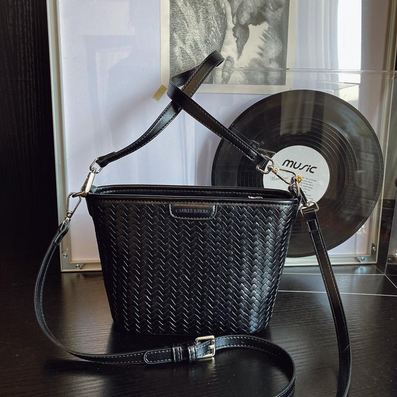 

Niche temperament woven pattern bucket bag women s new trend fashion versatile commuter shoulder messenger bag чёрный