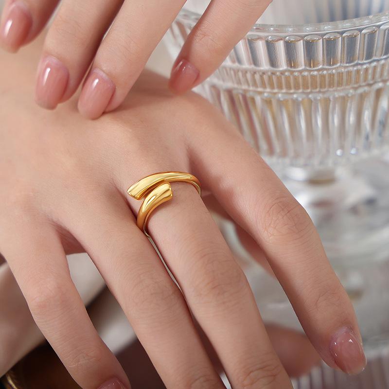 Barocker Asymmetrischer 18K Goldfarbener Titanstahlring für Damen
