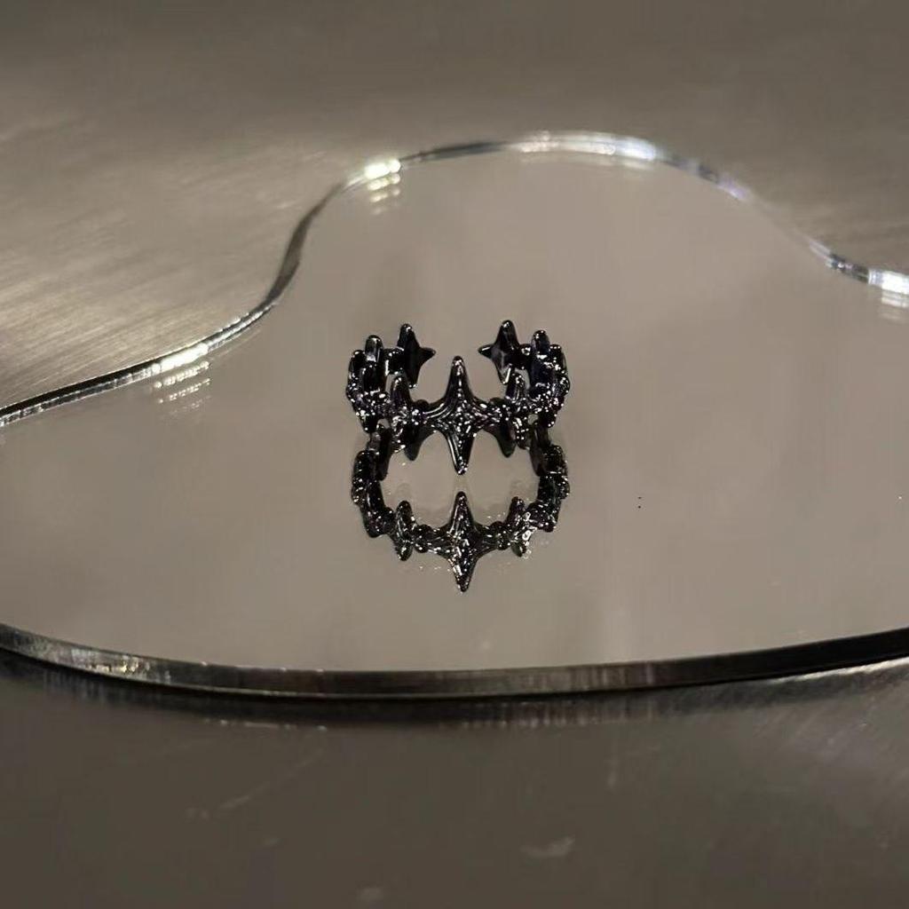 Öffnungsbarer Ring mit Kreuz aus dunklem Zirkonia: Retro-Nische, High-End, Vielseitiges Design für Paare und Frauen.