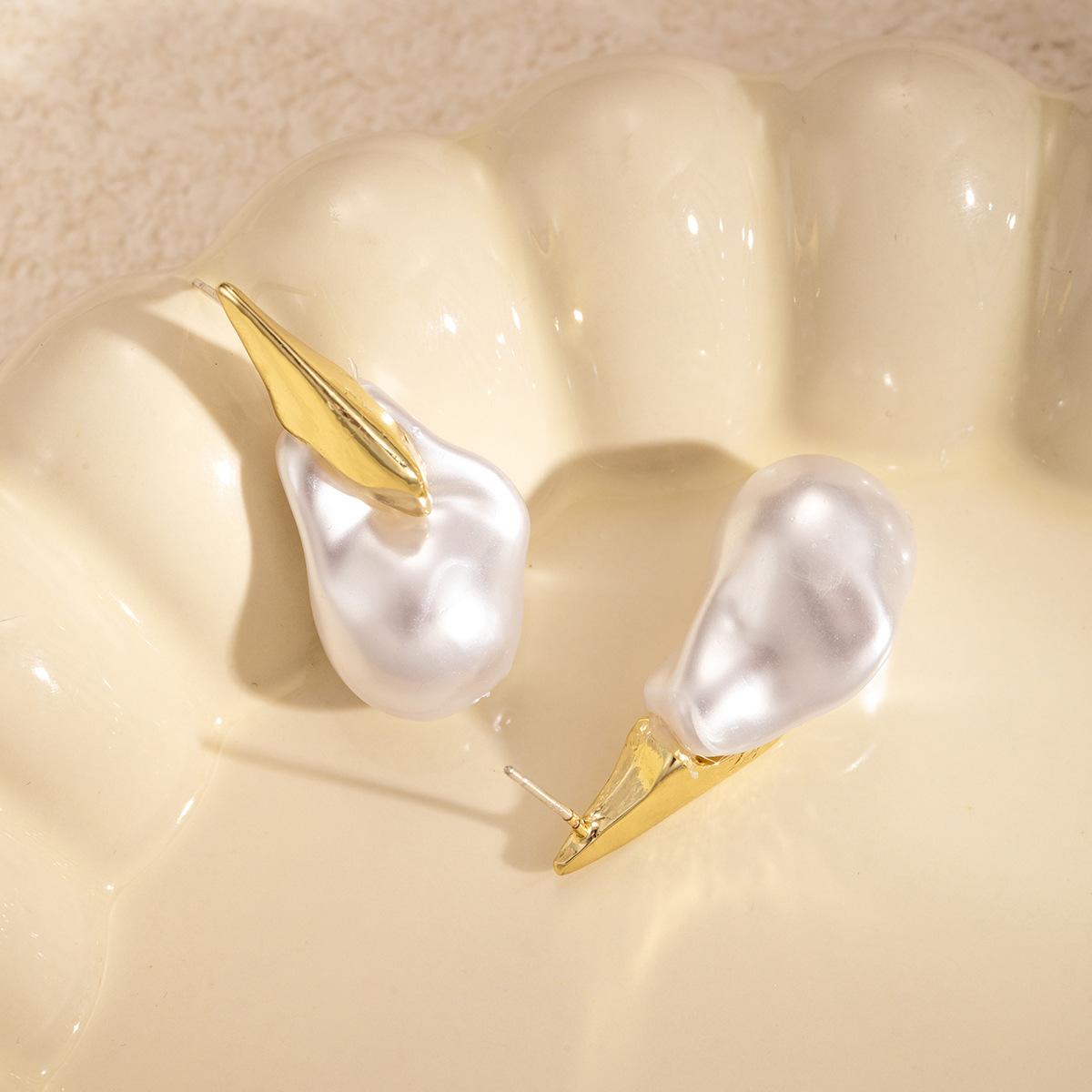 French Retro Baroque Pearl Earrings, Medieval Style Light Luxury High-End Sense Fashion Simple Temperament Earrings