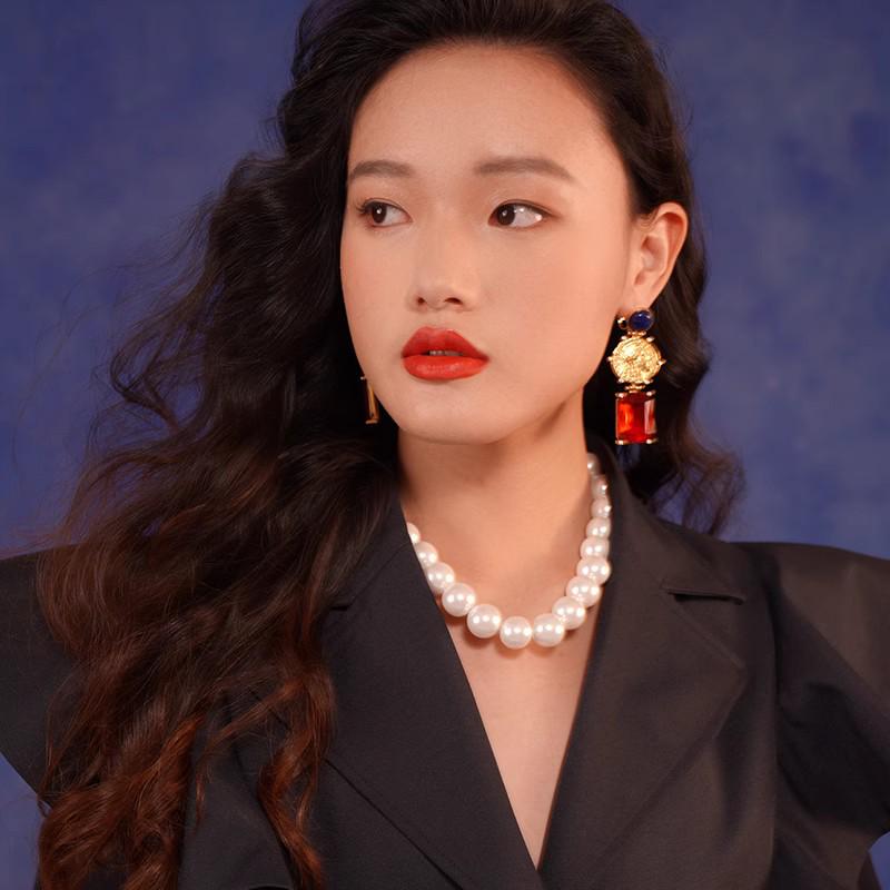 Yang Mi Style Red Rhinestone Earrings 2024: Vintage High-End Light Luxury Ear Studs for Women золотой