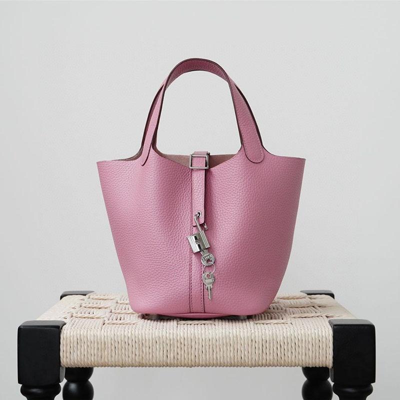 

Cross Border High-end Semi Hand Sewn Wax Thread Vegetable Basket Top Layer TC Leather Water Bucket Baosteel Hardware Commuting Versatile Handbag 18 x 18 x 13cm Gift Box