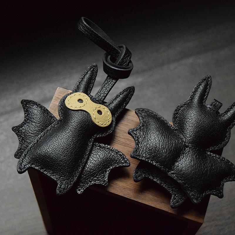 Malý kožený ručne vyrobený prívesok na kľúče od auta roztomilý halloweensky jednoduchý čierny prívesok na kľúče